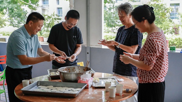 老师们包饺子.JPG